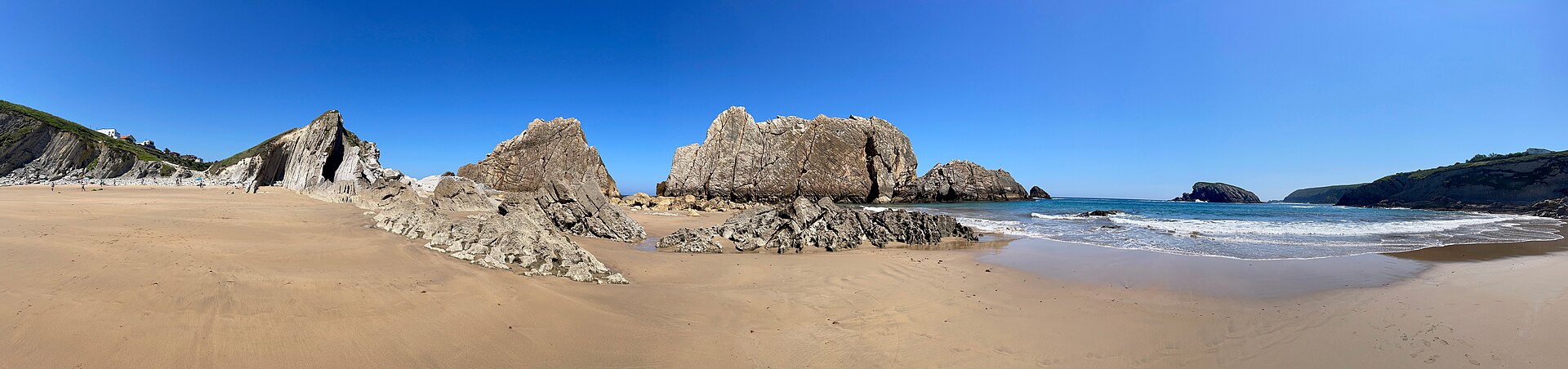 Panorámica de la playa de La Arnía y su plataforma rocosa en Costa Quebrada