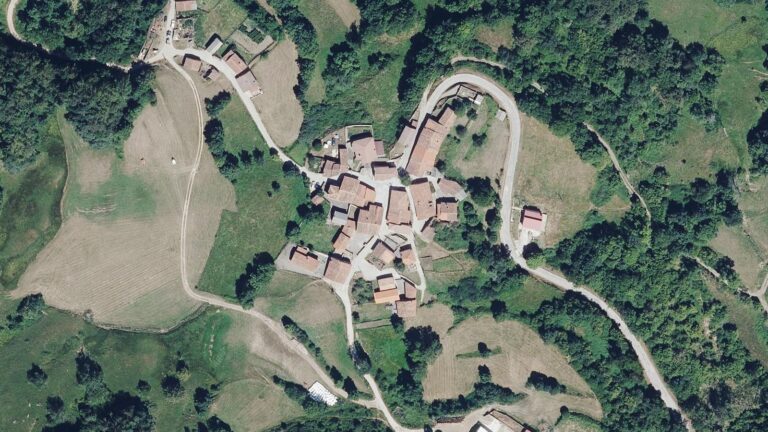 Ortofoto aérea del núcleo de Belmonte, en Polaciones