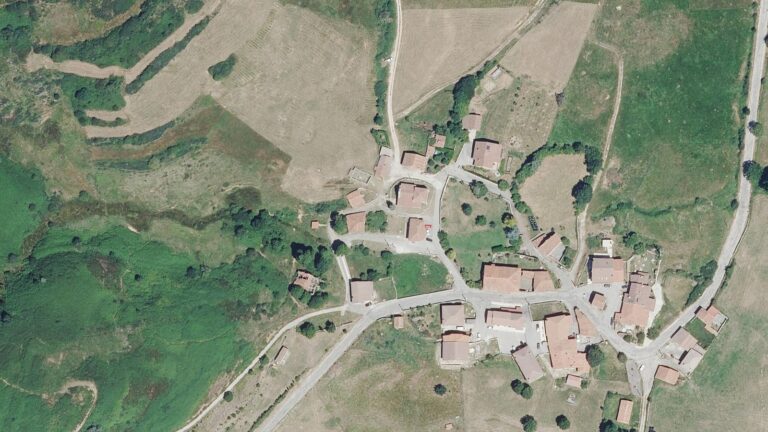 Ortofoto aérea del núcleo de Lombraña, en Polaciones