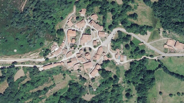 Ortofoto aérea del núcleo de San Mamés, en Polaciones