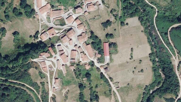 Ortofoto aérea del núcleo de Uznayo, en Polaciones