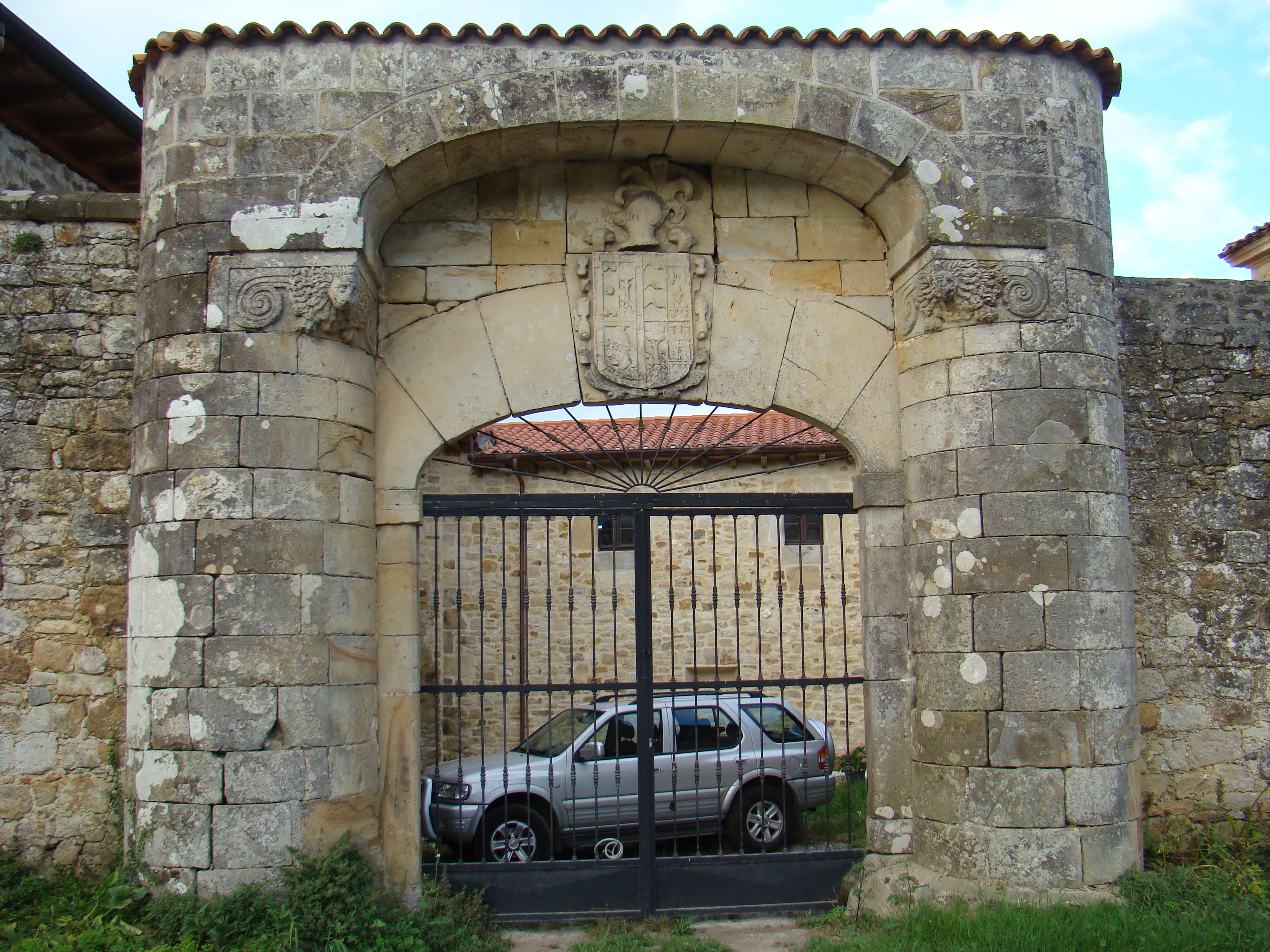 Portalada de piedra de la casona Valle-Rozadilla en Bárcena de Cicero