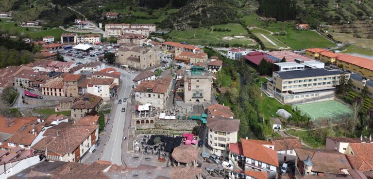 Vista panorámica del centro histórico de Potes, la Torre del Infantado y la iglesia nueva