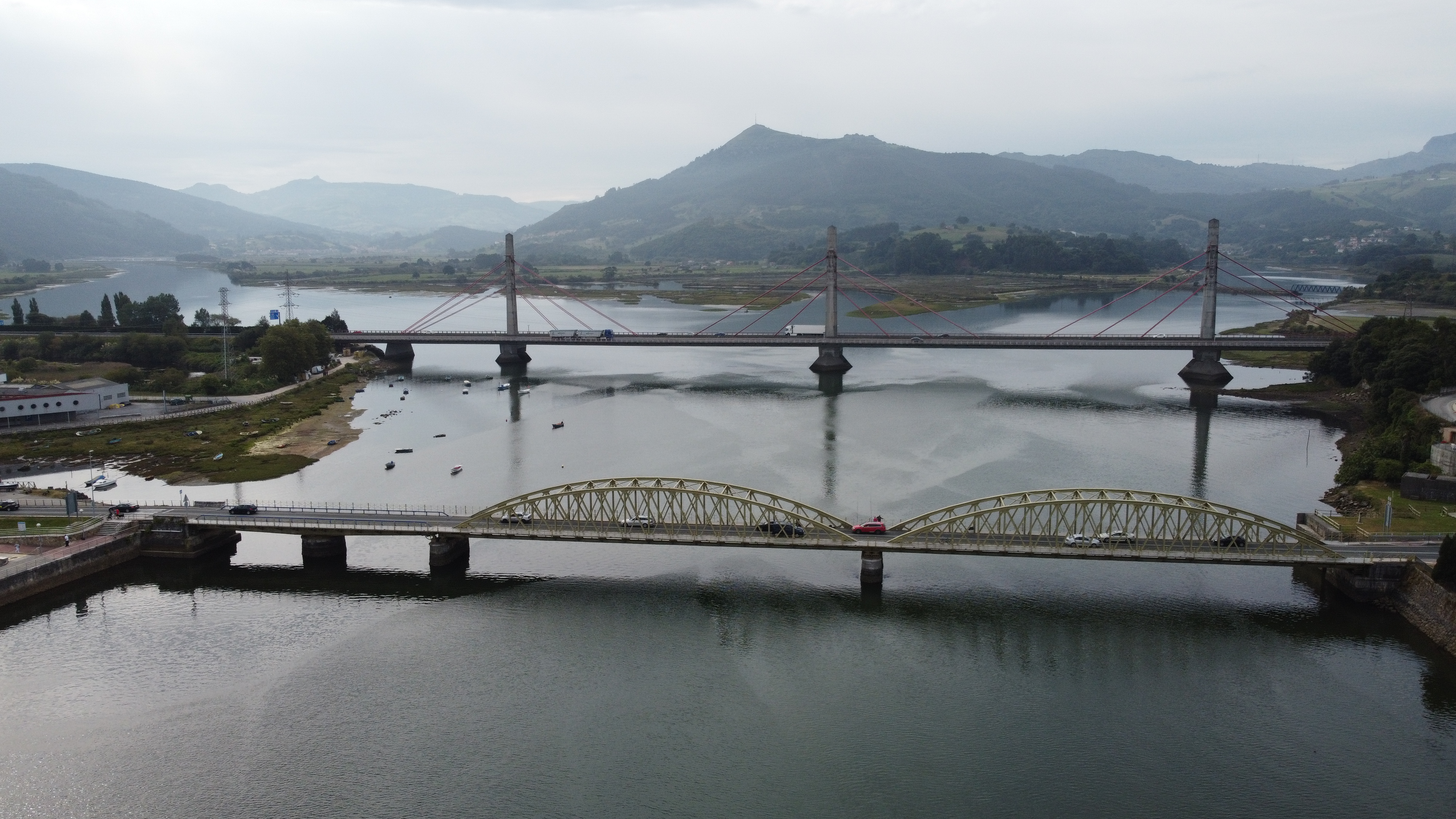 Puente de Treto sobre la ría, con el viaducto de Colindres al fondo
