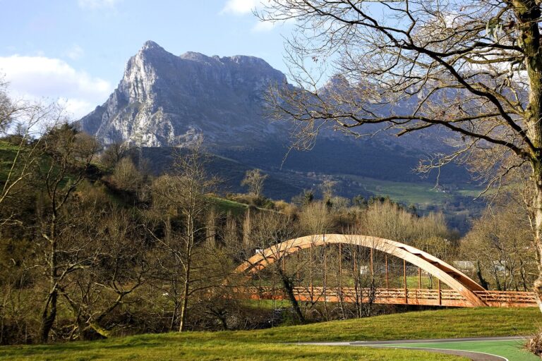 Panorámica de Ramales de la Victoria con el Pico San Vicente y el río Asón