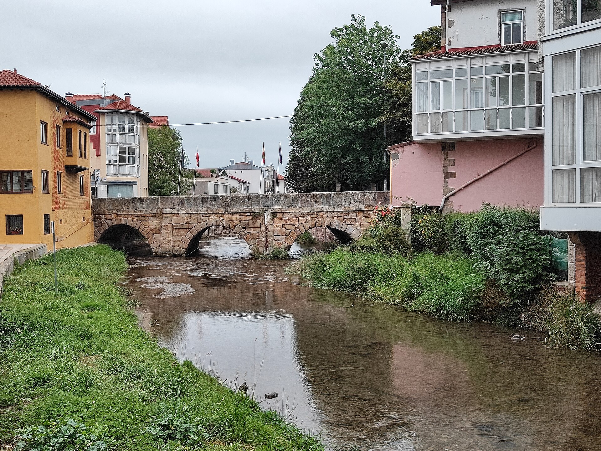 Puente y río Ebro en Reinosa