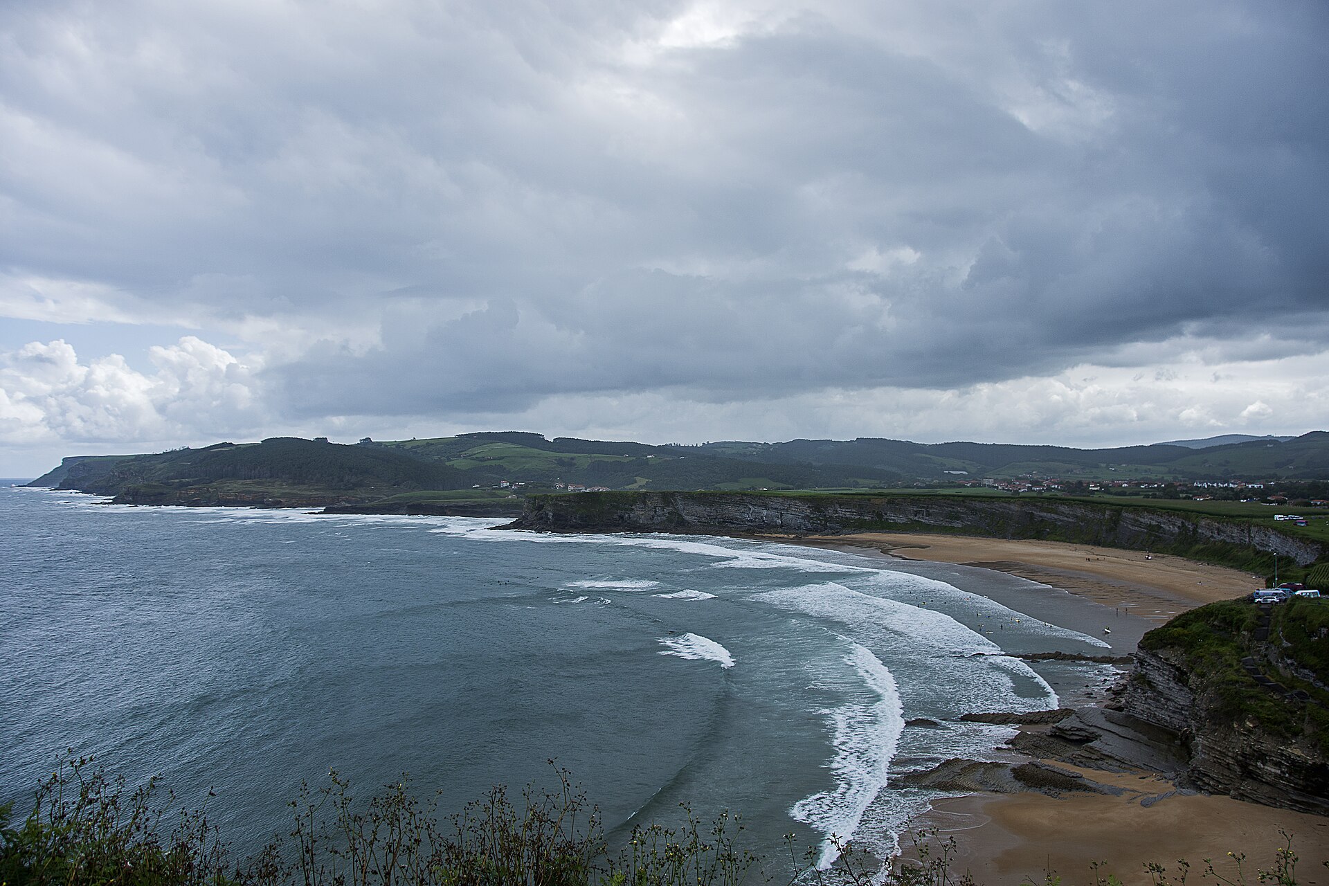 Playa y acantilados de Langre