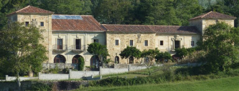 Fachada del Santo Desierto de San José de la Rigada, en Hoz de Anero