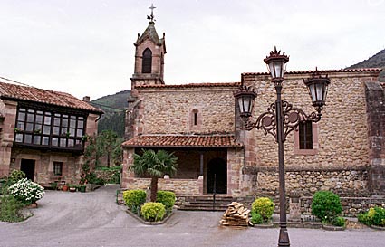 Fachada de la iglesia parroquial de San Pedro de Celis