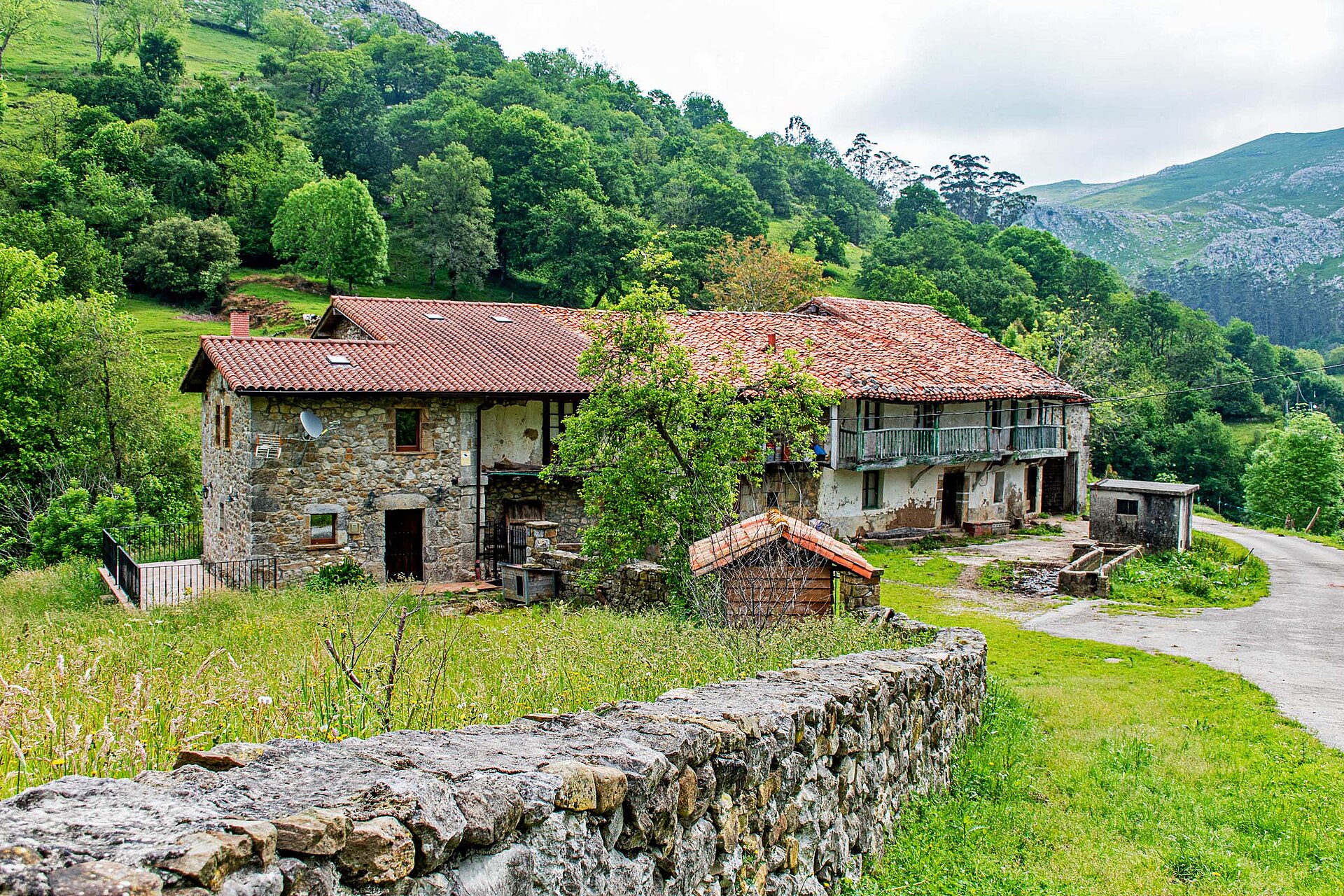 Paisaje y casas de Angustina, localidad de Riotuerto