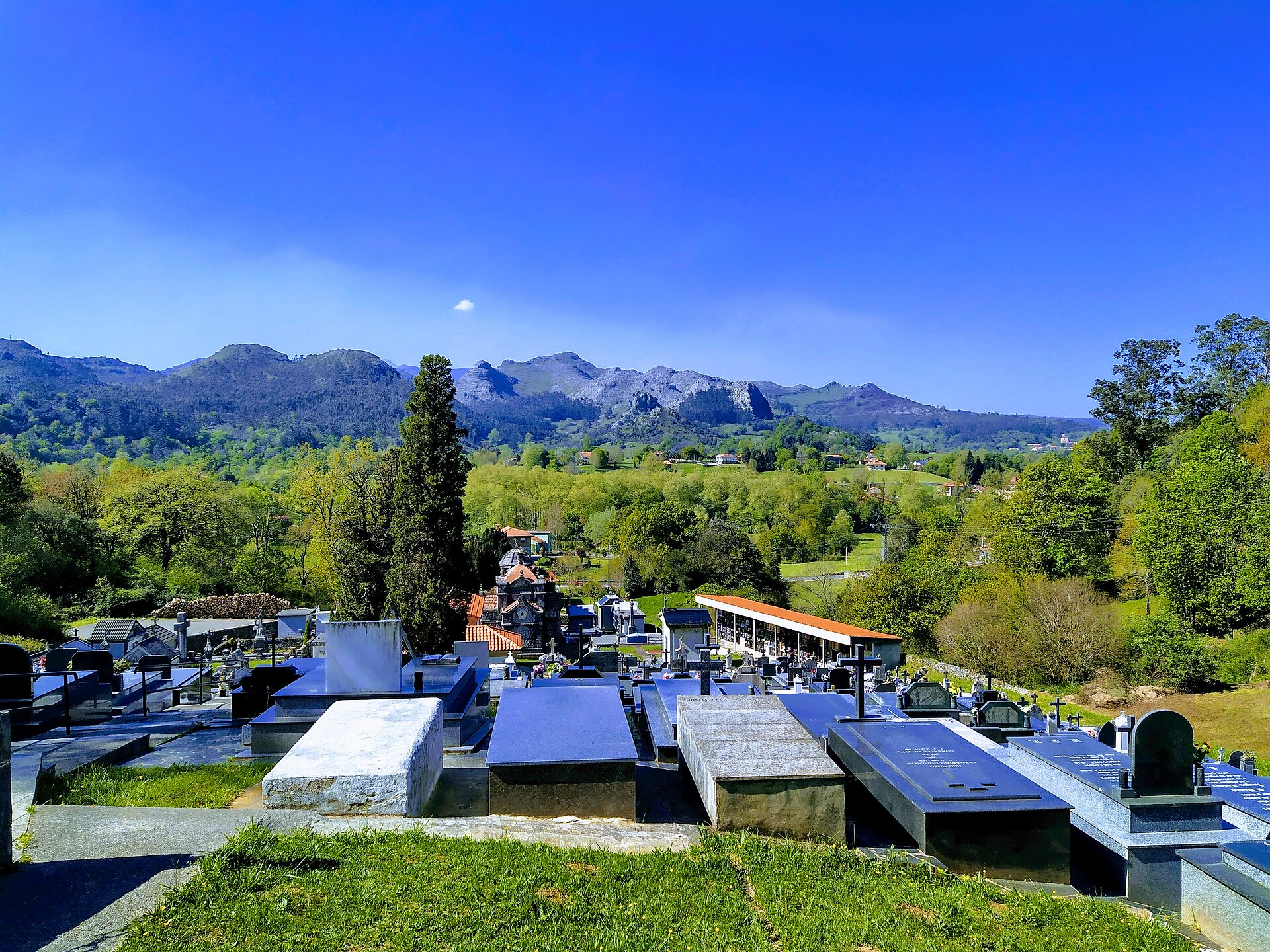 Vista del cementerio de San Andrés en La Cavada, Riotuerto