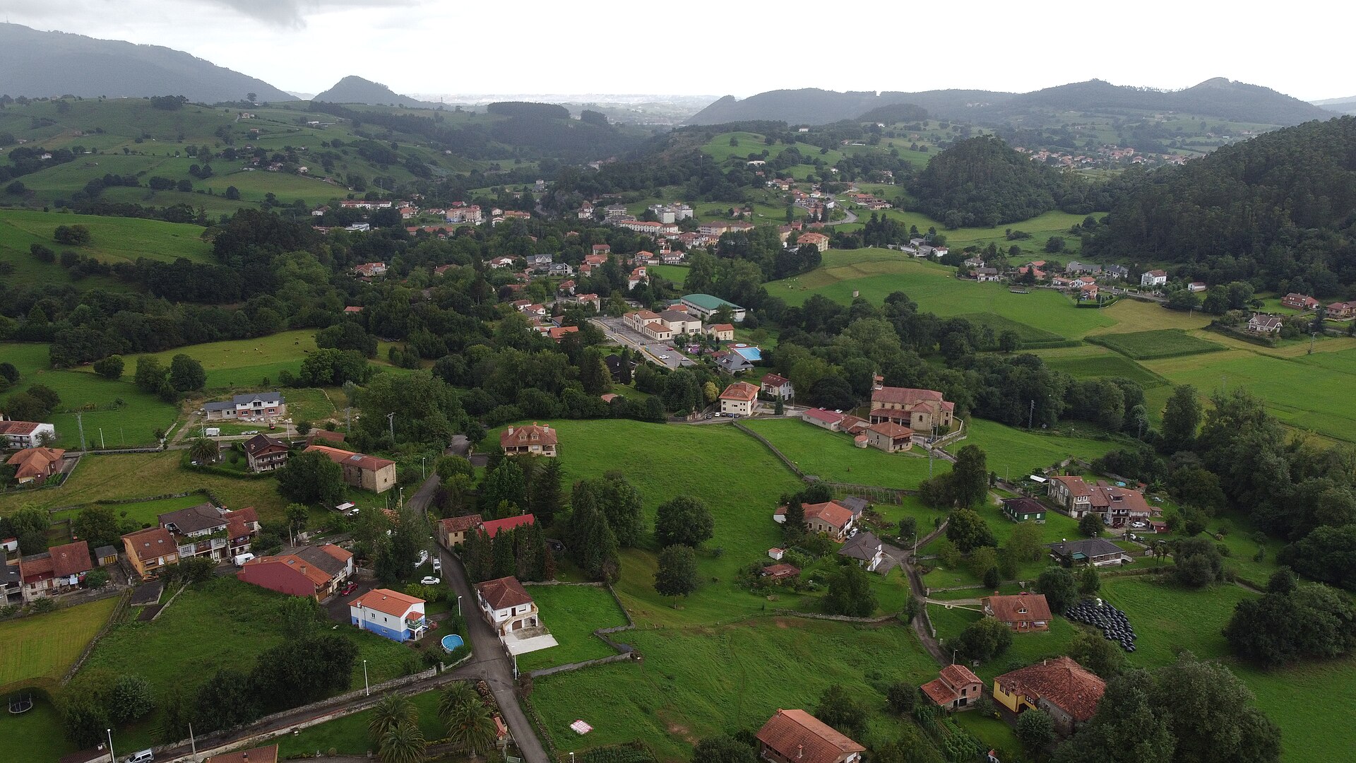 Panorámica de La Cavada y el valle del Miera desde el este
