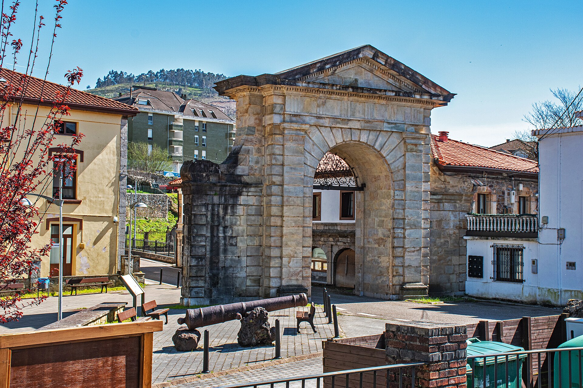 Portalada de Carlos III, antigua entrada de la Real Fábrica de Artillería de La Cavada