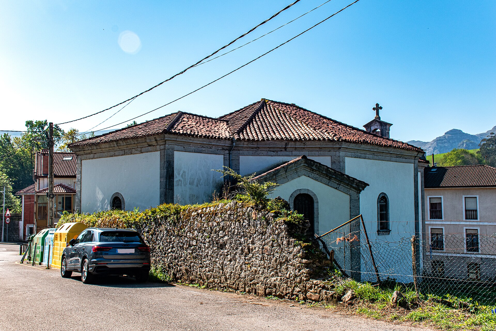 Exterior de la iglesia de Santa Lucía en La Cavada