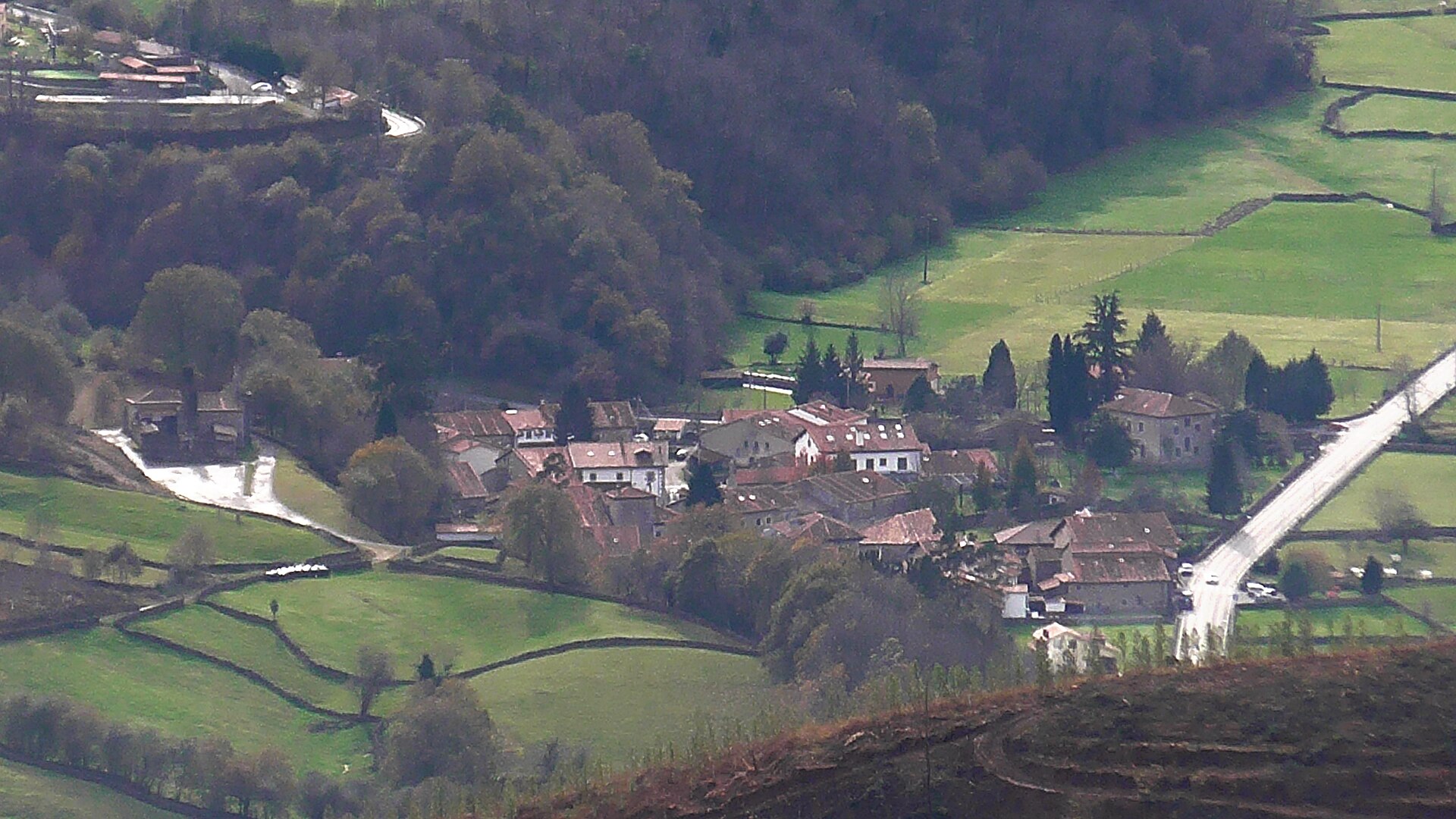 Vista del conjunto de casas tradicionales de Barcenillas, localidad de Ruente