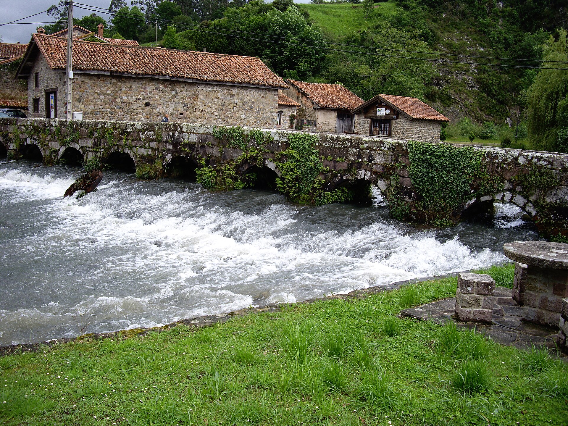 Puente histórico de varios ojos sobre el arroyo de La Fuentona en Ruente