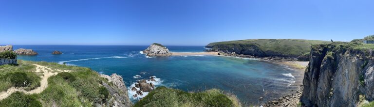 Panorámica del mar Cantábrico sobre la playa de Covachos