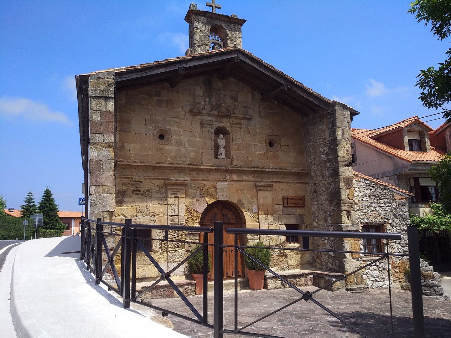 Ermita de San Mateo en Maoño