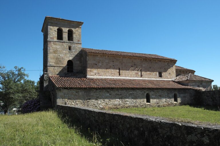 Iglesia románica de San Andrés en Argomilla, vista exterior