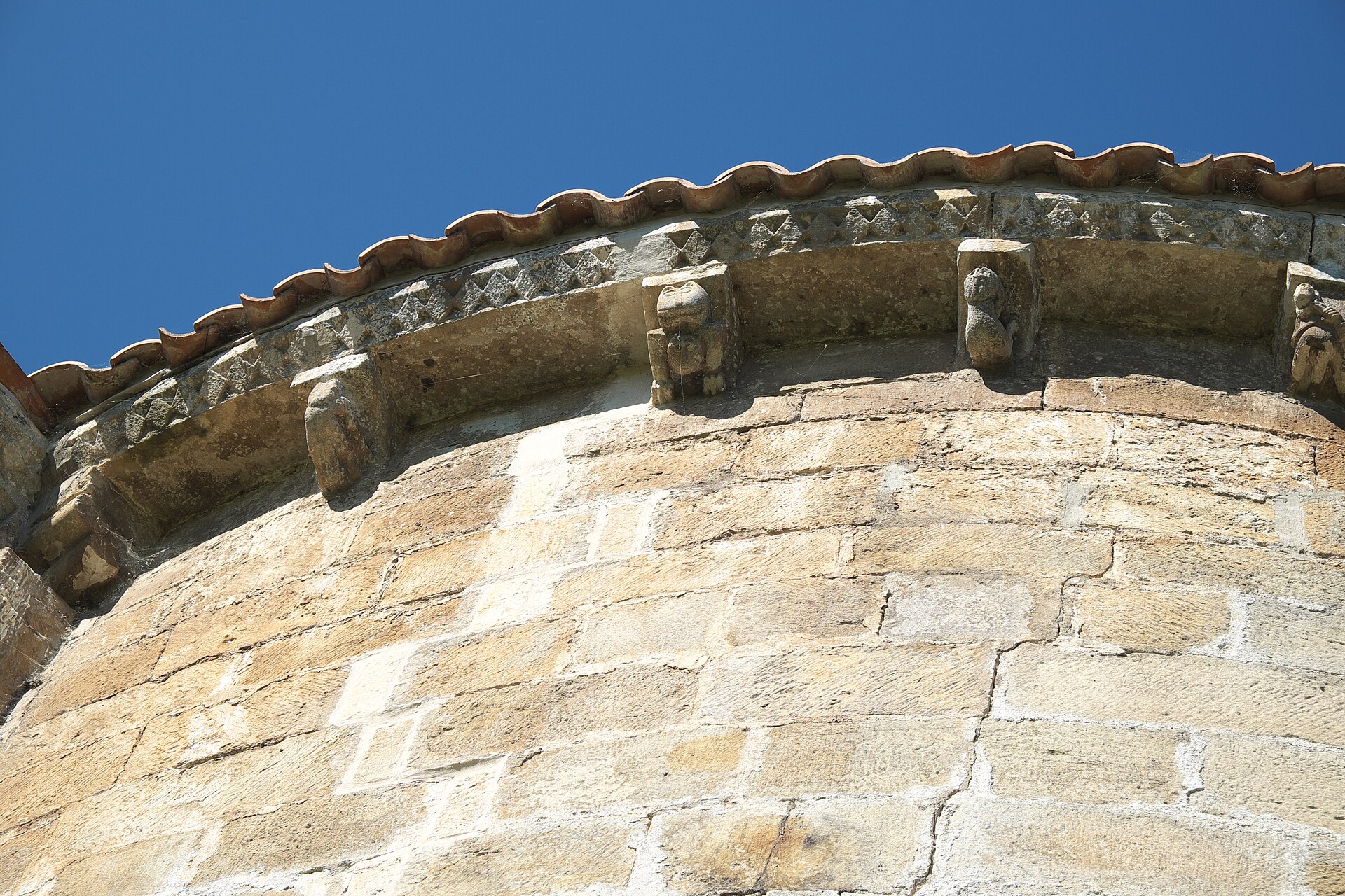 Iglesia románica de Nuestra Señora de la Asunción en Santa María de Cayón