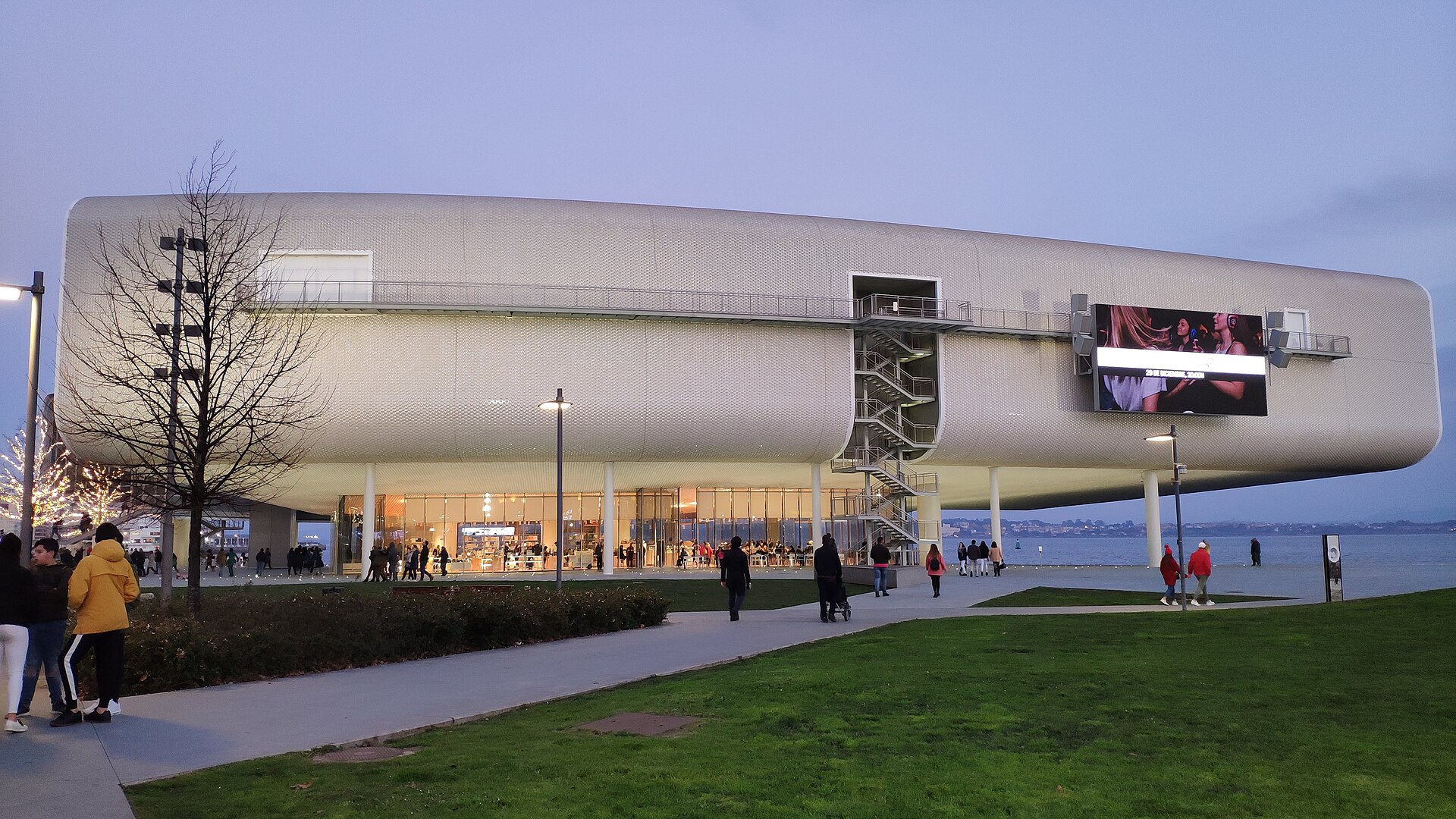 Centro Botín junto a la bahía de Santander