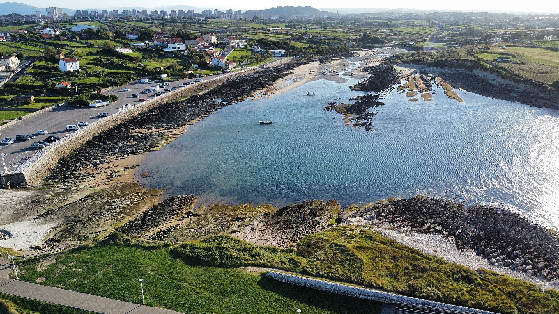 Playa y costa de La Maruca, Monte