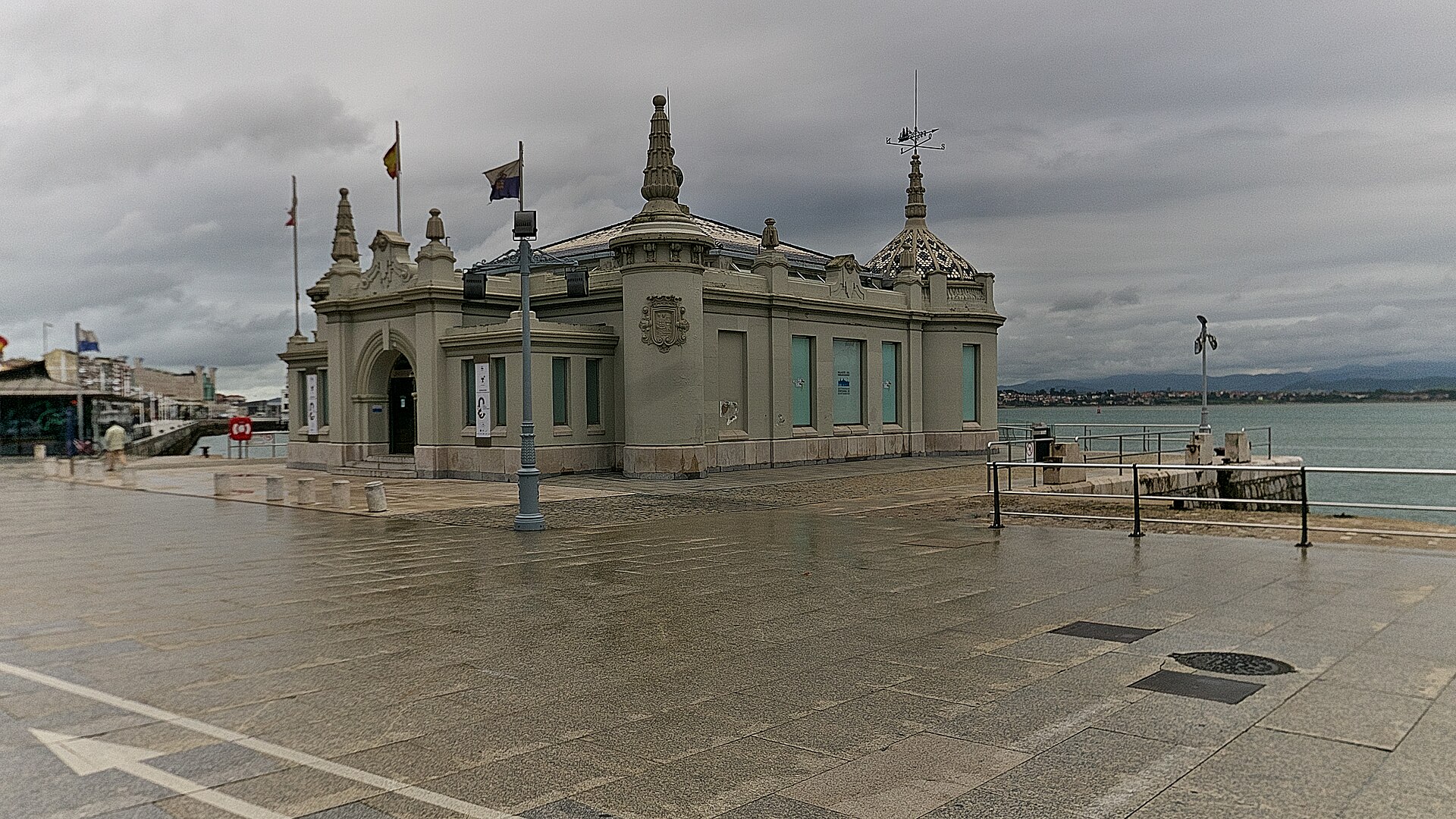 Palacete del Embarcadero junto a la bahía