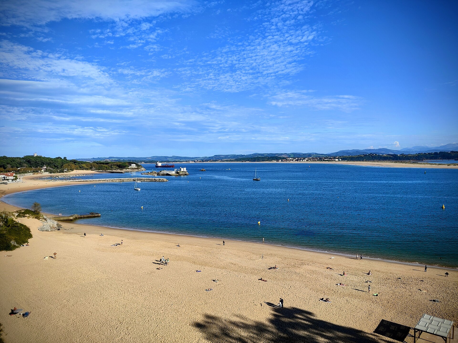 Playa de Los Peligros en la bahía de Santander