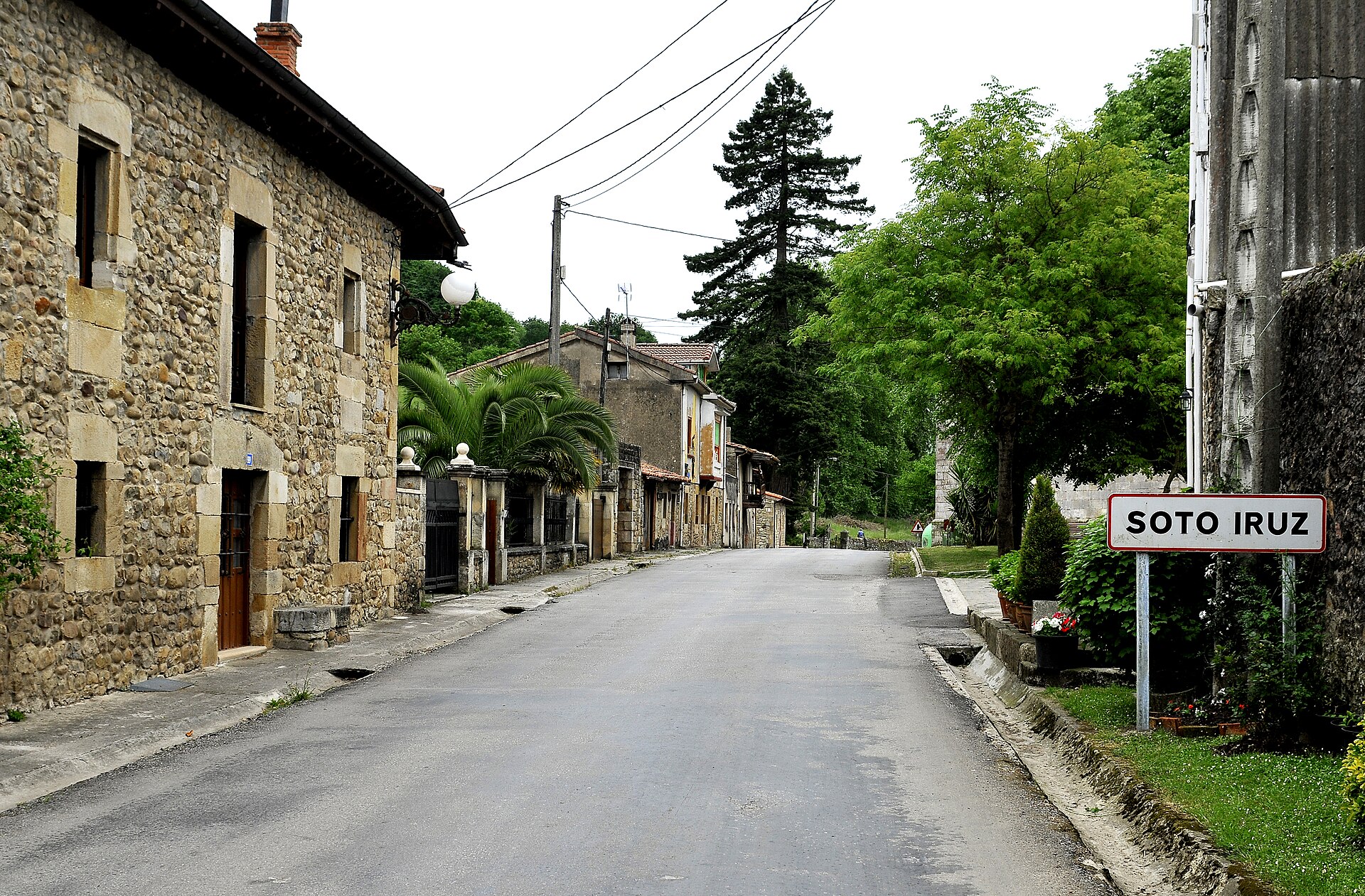 Calle principal de Iruz, Santiurde de Toranzo