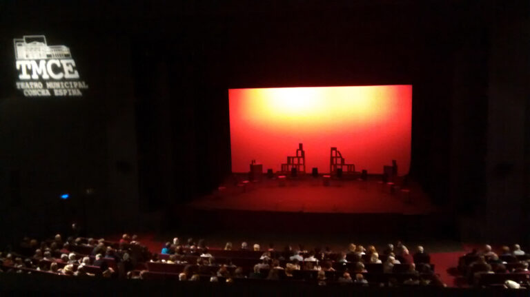 Vista del patio de butacas y el escenario del Teatro Municipal Concha Espina de Torrelavega durante una representación