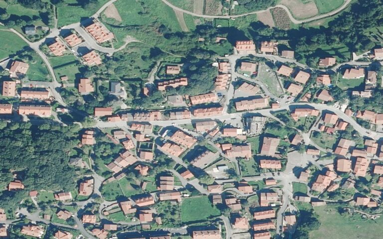 Ortofoto aérea de Pechón, en Val de San Vicente, con su núcleo y entorno inmediato